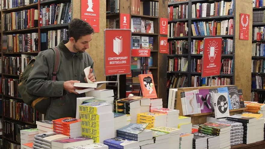 Un hombre observa libros en la librería Strand en Nueva York (EE.UU.).