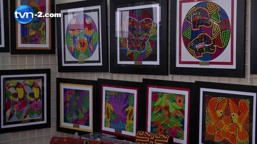 Vendedores en feria de artesanías optimistas con mejorar sus ingresos