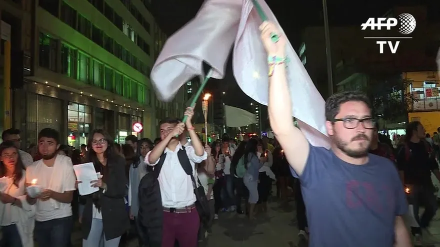 Miles de personas marchan en Colombia a favor de la paz