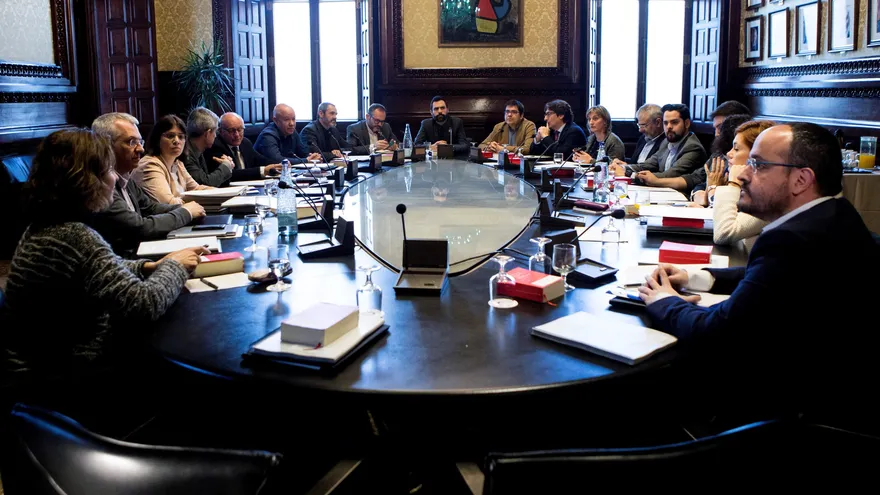 La Junta de Portavoces del Parlament, presidida por el president del Parlament, Roger Torrent (centro)