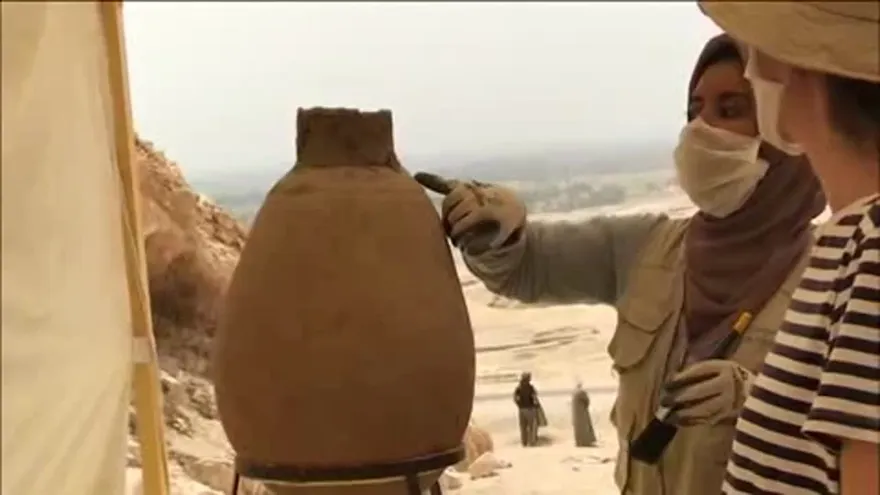 Misión española halla en Luxor un depósito con materiales de momificación