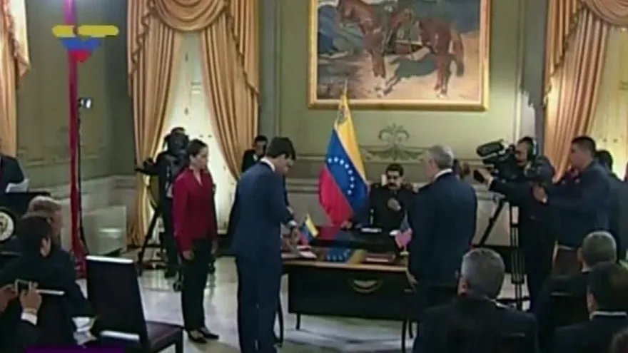 Venezuela firma acuerdo con petrolera de EEUU y busca a Trump