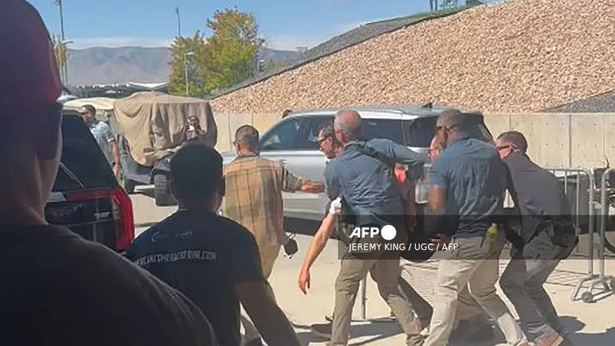 Momento en que Charlie Kirk era trasladado tras recibir un disparo en el cuello