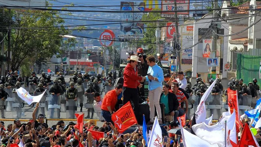 En la imagen, el presidenciable de la Alianza, Salvador Nasralla (d), junto al expresidente de Honduras Manuel Zelaya (i), participan en una manifestación, el pasado 10 de diciembre de 2017, en Tegucigalpa (Honduras).