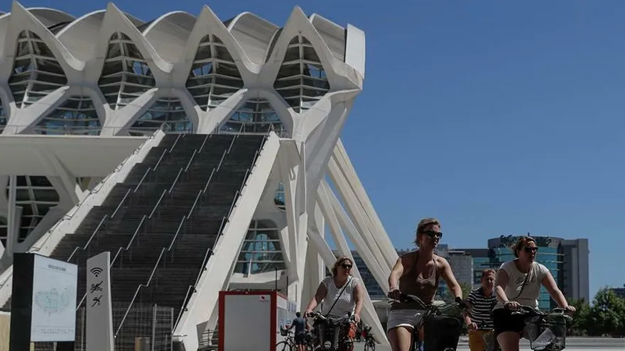 En la imagen el registro de un grupo de turistas en bicicleta frente al Museo de las Ciencias en Valencia (España).