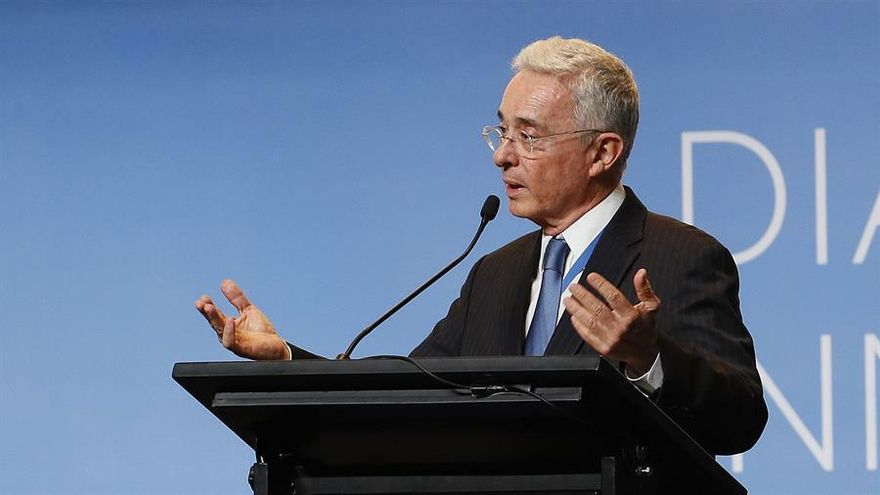 El expresidente y senador colombiano Álvaro Uribe Vélez, habla durante el foro "Diálogos de Innovación para la Democracia" en Bogotá (Colombia).