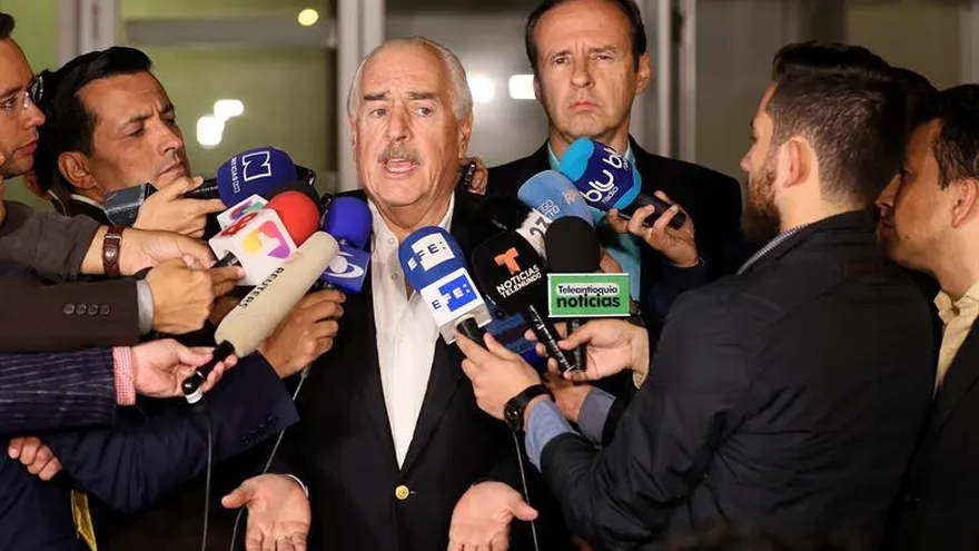 Los expresidentes de Colombia Andrés Pastrana (c) y de Bolivia Jorge Quiroga (c-d) hablan con la prensa a su llegada al aeropuerto El Dorado el 7 de marzo de 2018, en Bogotá (Colombia).