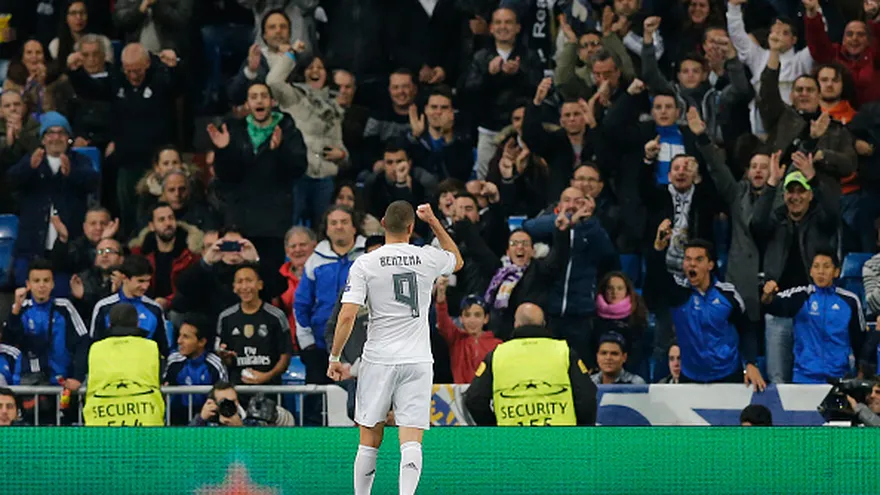 Karim Benzema (de espalda) celebra con los fanáticos