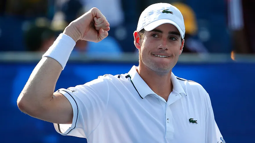 John Isner celebra su triunfo en semifinales