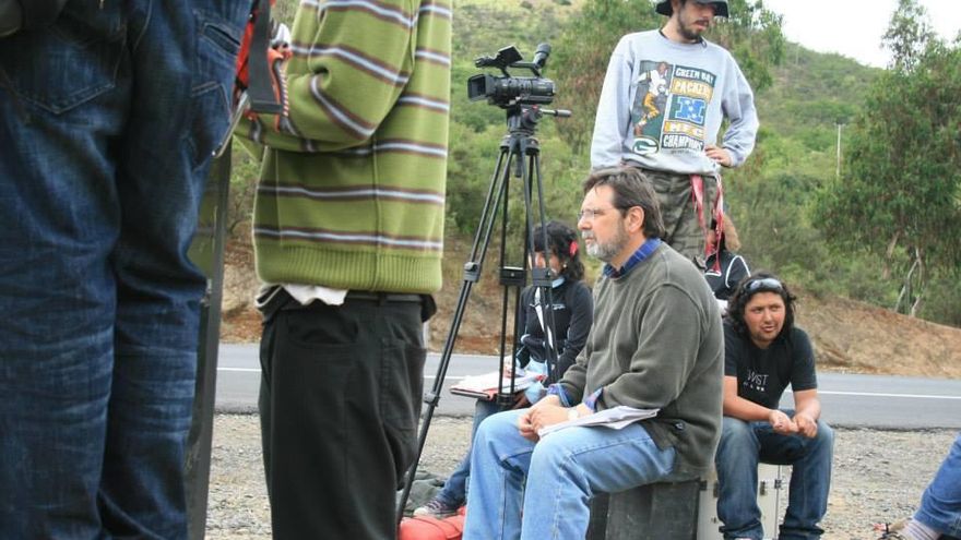 Héctor Tokman, durante el rodaje con estudiantes de la película de bajo presupuesto, "El Viaje de Emilio".