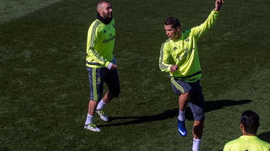 Cristiano Ronaldo (d) y Karim Benzema (i) en entrenamientos