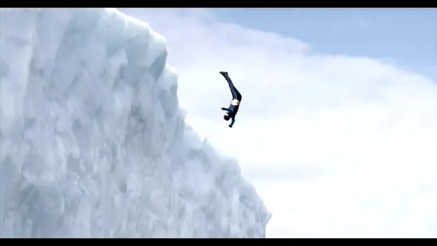 El clavadista colombiano Orlando Duque salta de dos icebergs en la Antártida