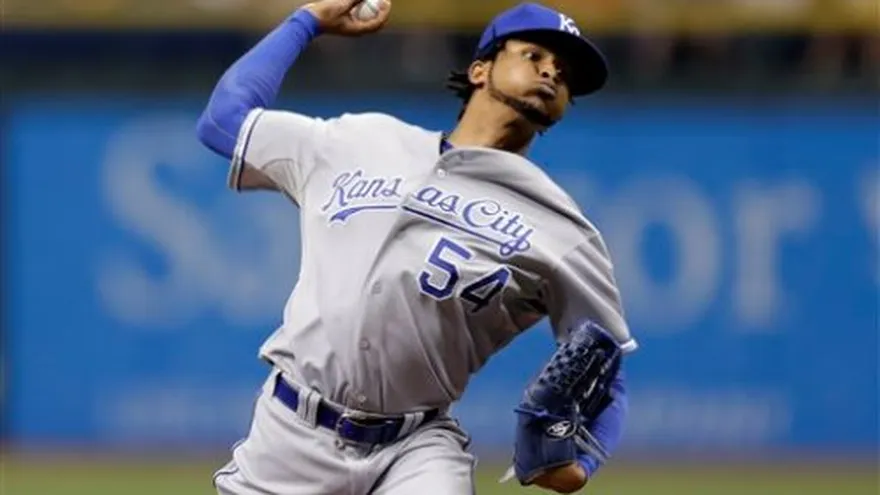 Ervin Santana guía victoria de los Reales