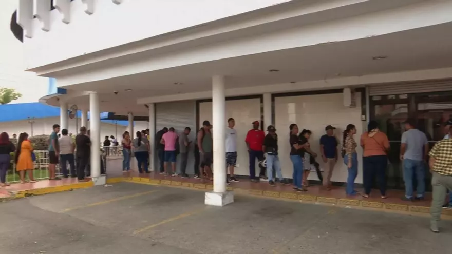 Crisis en Bocas del Toro: Residentes realizan filas de hasta tres horas por efectivo en Changuinola.