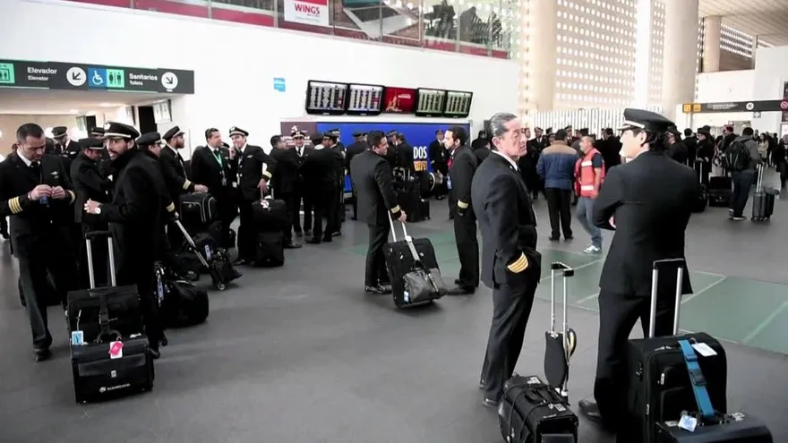 Huelga en aeropuerto de México afecta a más de 3.500 pasajeros