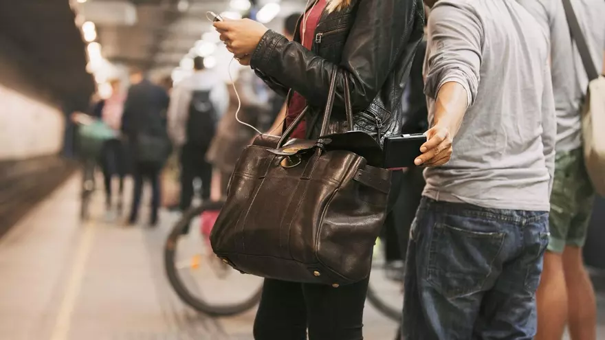 Una mujer es víctima de hurto por un carterista en una estación del metro. Imagen con fines ilustrativos.