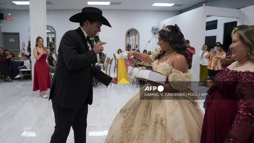 El cantante de música tejana Bobby Pulido en una de las fiestas de quinceaños