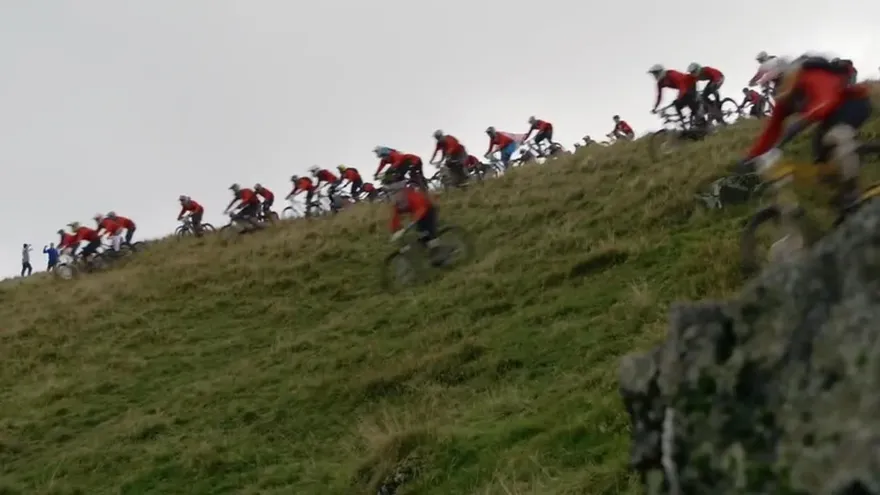 Gee Atherton caza a 400 ciclistas de monta