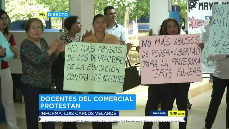 Docentes de Comercial Panamá exigen reintegro de colega