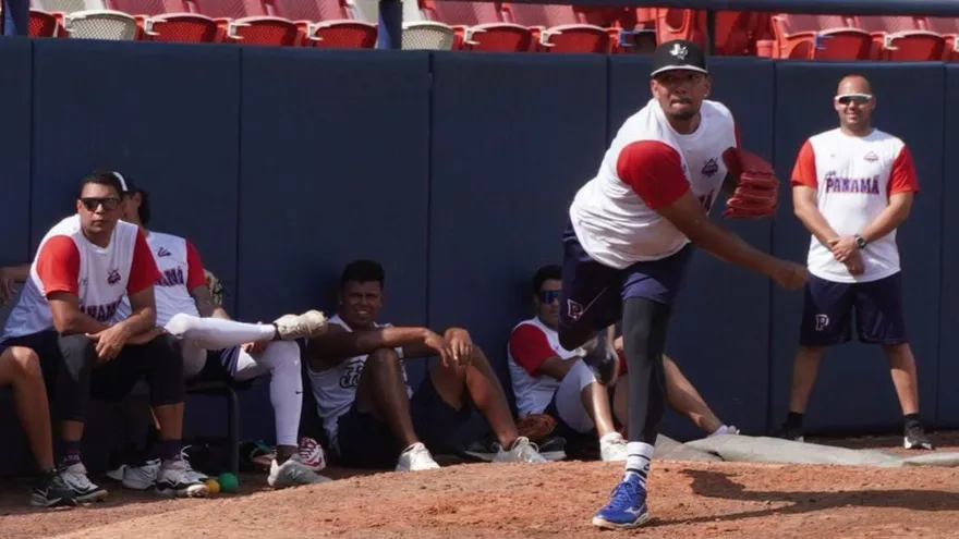 Humberto Mejía hace un lanzamiento durante un entrenamiento de los Federales para la Serie del Caribe 2026
