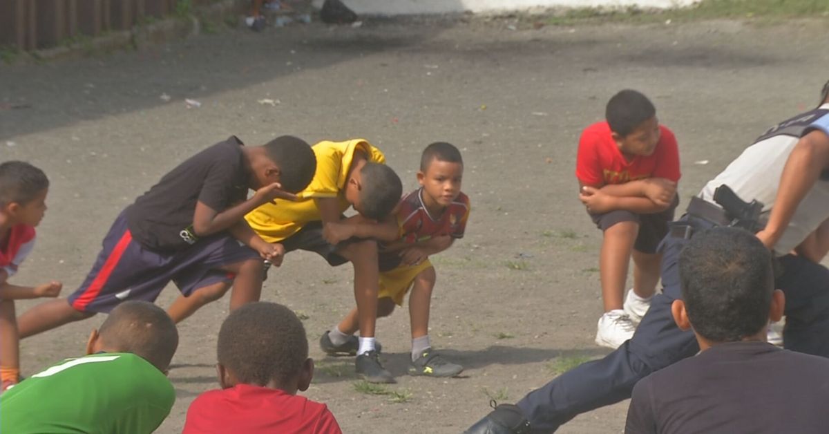 Entre balones y sueños: niños de Río Abajo encuentran esperanza en la cancha