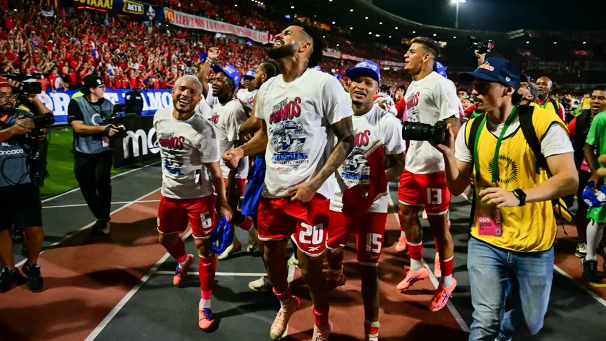 Jugadores de la Selección de Panamá celebran con los fanáticos la clasificación al Mundial 2026