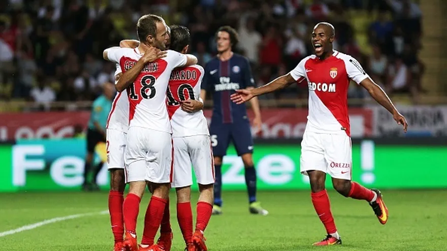 Jugadores del Mónaco celebran durante el partido ante el PSG