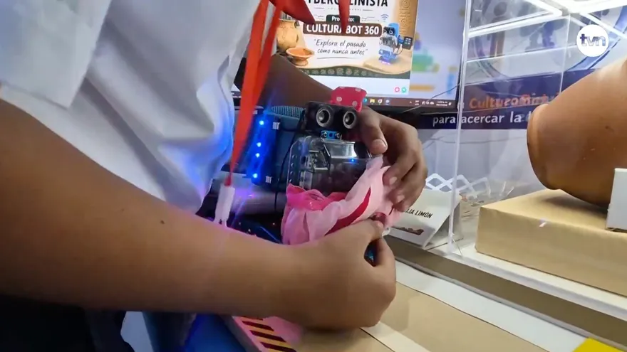 Estudiantes crean un robot con IA para acercar la historia precolombina de Coclé