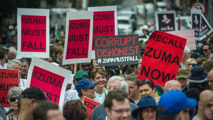 Miles de manifestantes marcharon por las ciudades de África del Sur el miércoles exigiendo la renuncia del presidente , Jacob Zuma, después de que él provocó turbulencias económicas despidiendo a su ministro de Finanzas respetado.