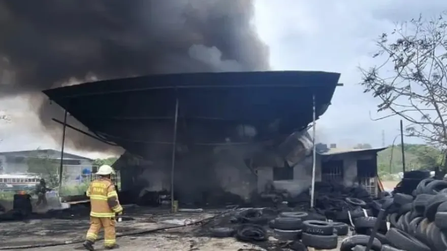 El Cuerpo de Bomberos de Panamá informó este martes 17 de febrero sobre la atención de un incendio estructural registrado en un local dedicado al reciclaje de llantas en Tanara.
