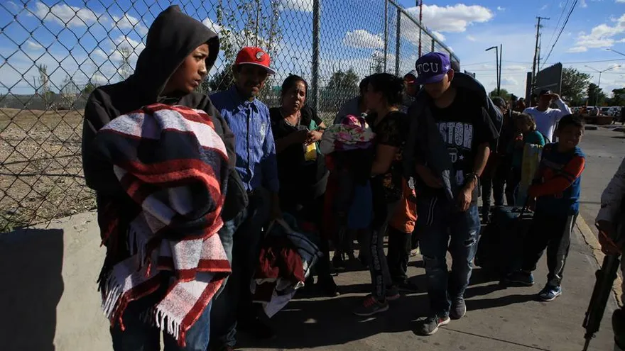 Migrantes mexicanos que fueron desplazados forzosamente por el crimen organizado, de los estados de Michoacan y Zacatecas esperan este viernes 20 de septiembre de 2019, en el puente Internacional Cordova de las Américas para solicitar asilo polÍtico en Estados Unidos.