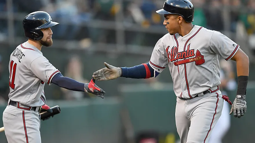 Johan Camargo (d) es felicitado por Ender Inciarte (i)