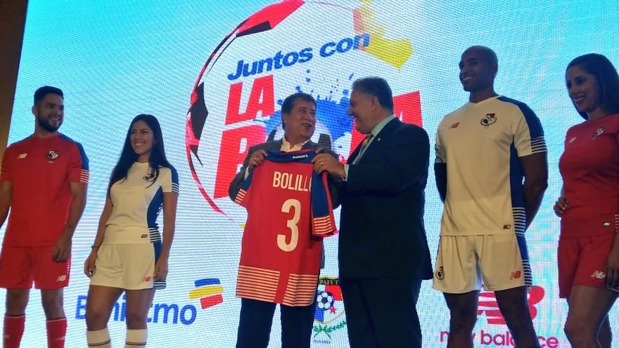 Bolillo y Chaluja con la camiseta