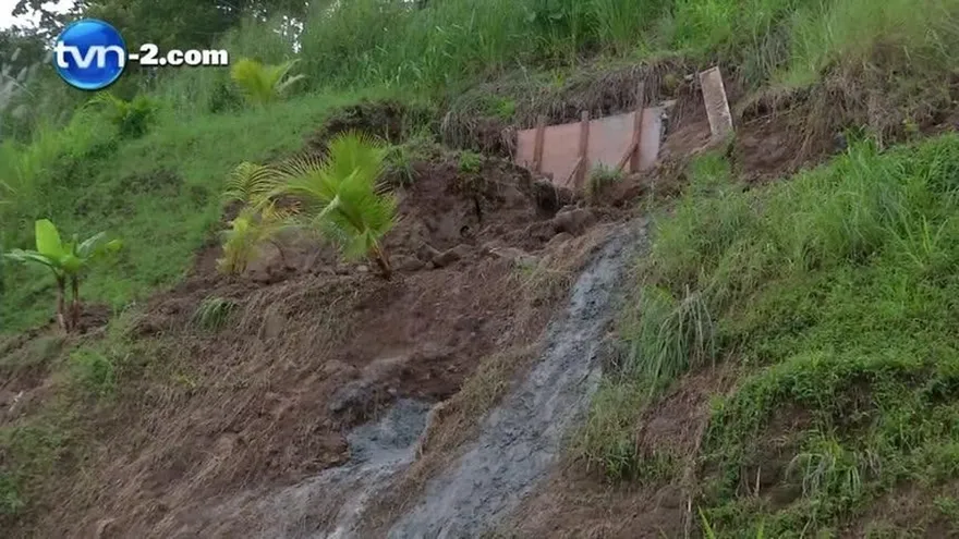 Denuncias por desbordamiento de agua y deslizamiento de tierra