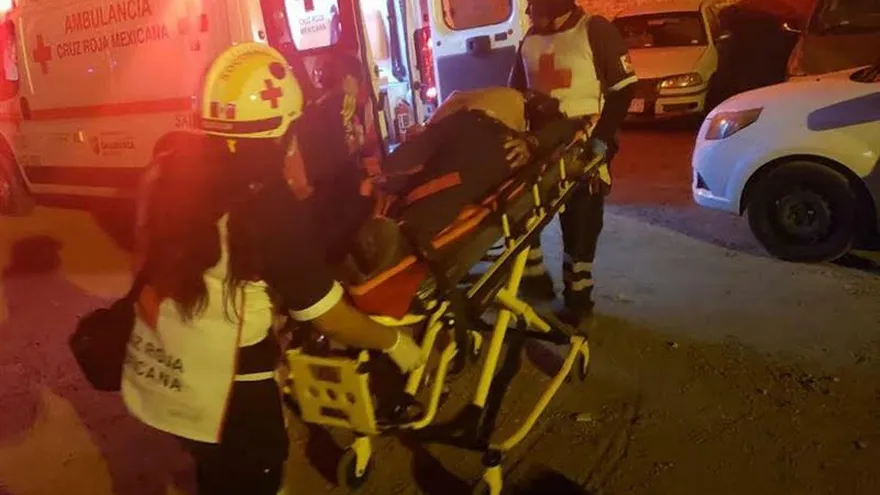 Socorristas auxilian a heridos en el sitio donde al menos 13 muertos y 7 heridos dejó este sábado el ataque a un bar del céntrico estado mexicano de Guanajuato.