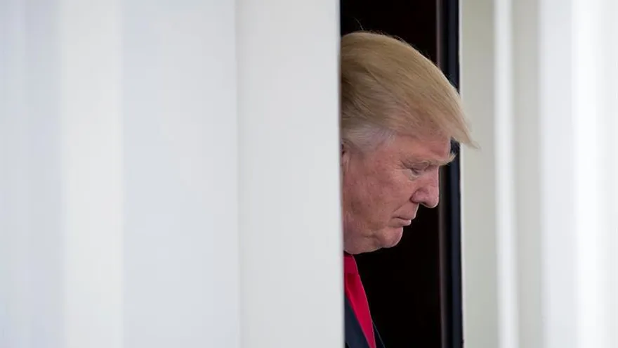 Fotografía del 30 de marzo de 2017 del presidente estadounidense Donald Trump espera la llegada del primer ministro de Dinamarca Lars Lokke Rasmussen en la Casa Blanca, en Washington (Estados Unidos).