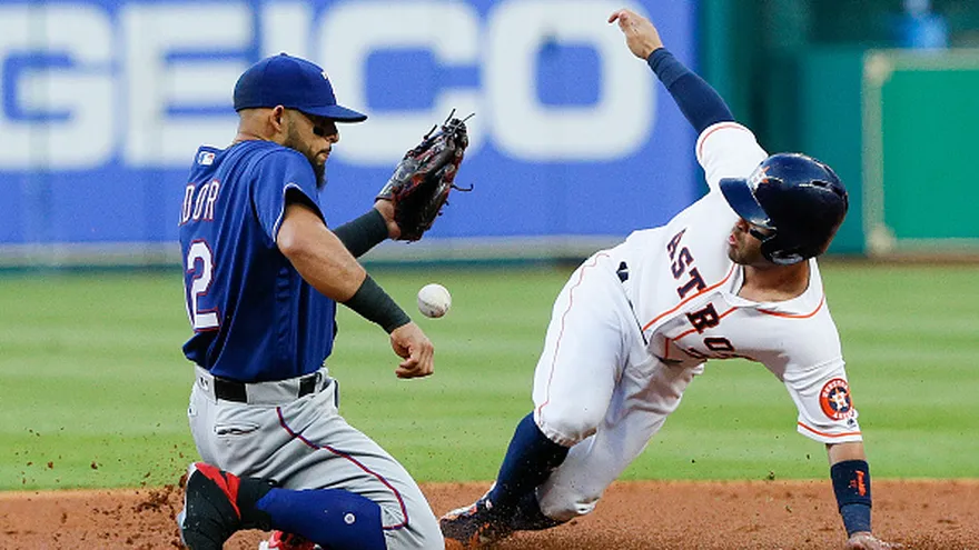 José Altuve (d) trata de ganar la base mientras Rougned Odor (i) no pudo quedarse con la pelota