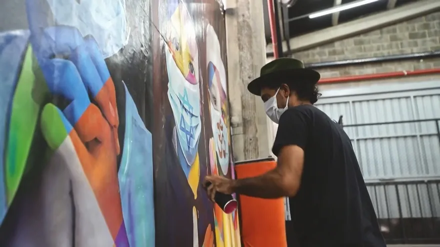 Kobra, un muralista brasileño confinado promueve la unidad en pandemia