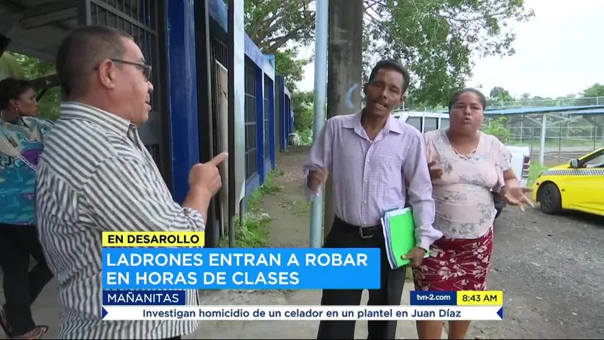 Padres de familia enojados por suspensión de clases en un colegio en Las Mañanitas