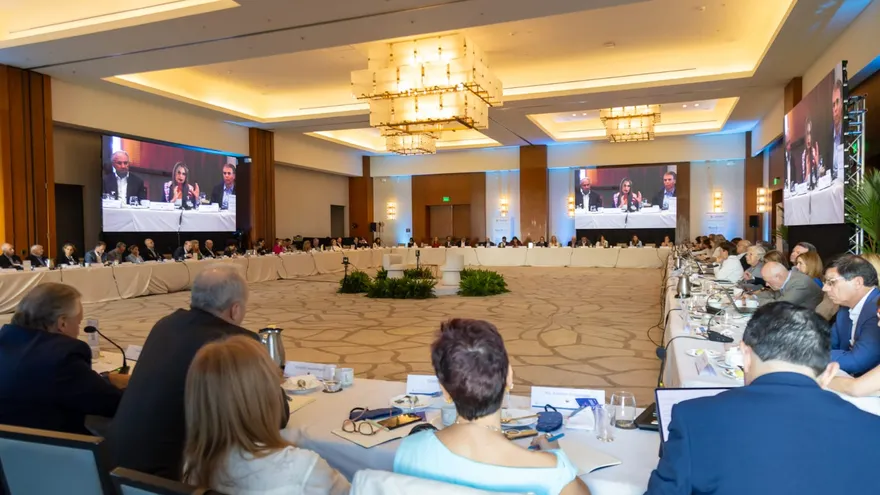 El Roundtable iDirectores es un espacio único, diseñado en formato mesa redonda para compartir experiencias, analizar casos reales y construir conexiones estratégicas desde la perspectiva del gobierno y no de la gerencia.
