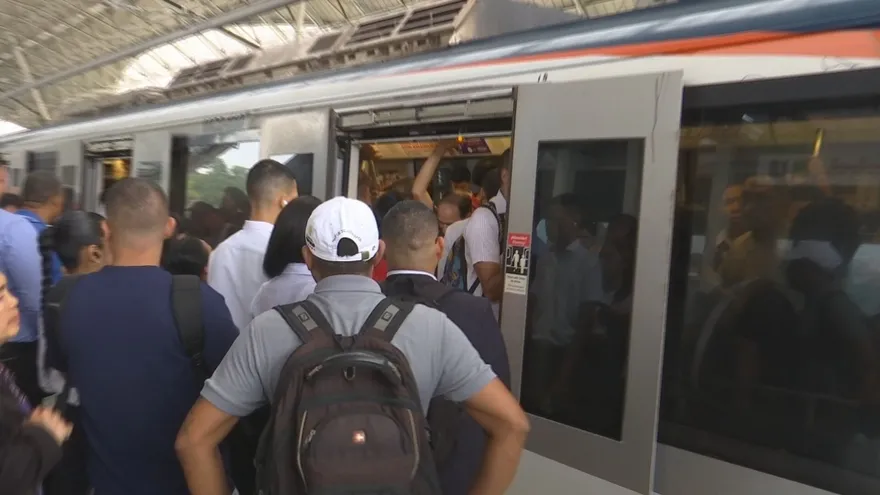 Usuarios del Metro denuncian empujones y falta de cortesía.