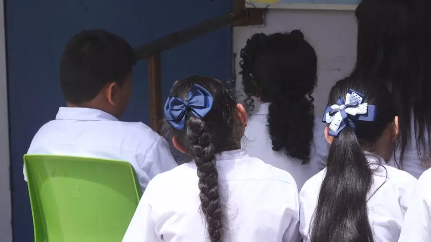Foto ilustrativa de varios estudiantes de primaria