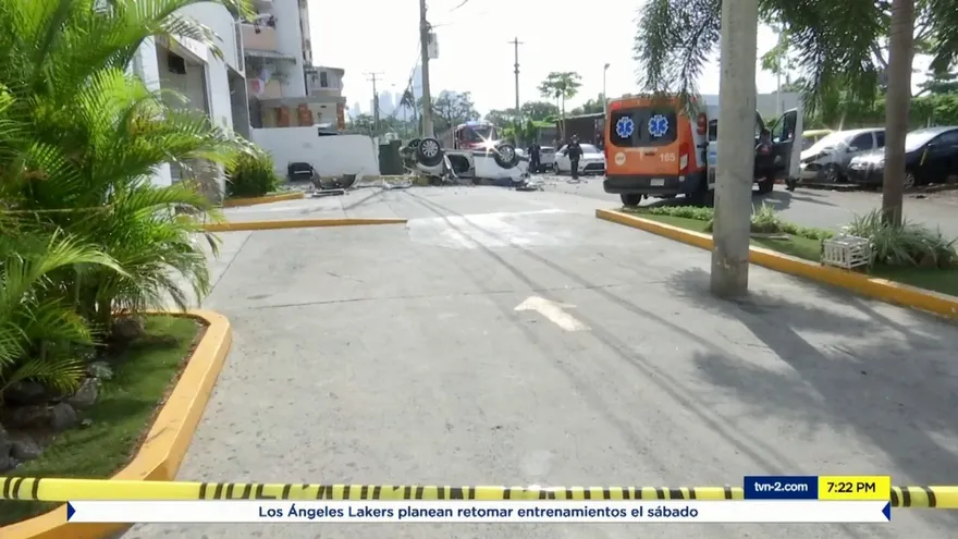 Auto cae del segundo piso de estacionamiento de edificio