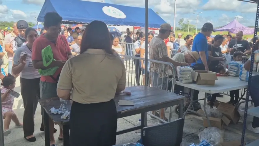 Consumidores destacan buenos precios, pero piden mejoras en organización de agroferia.