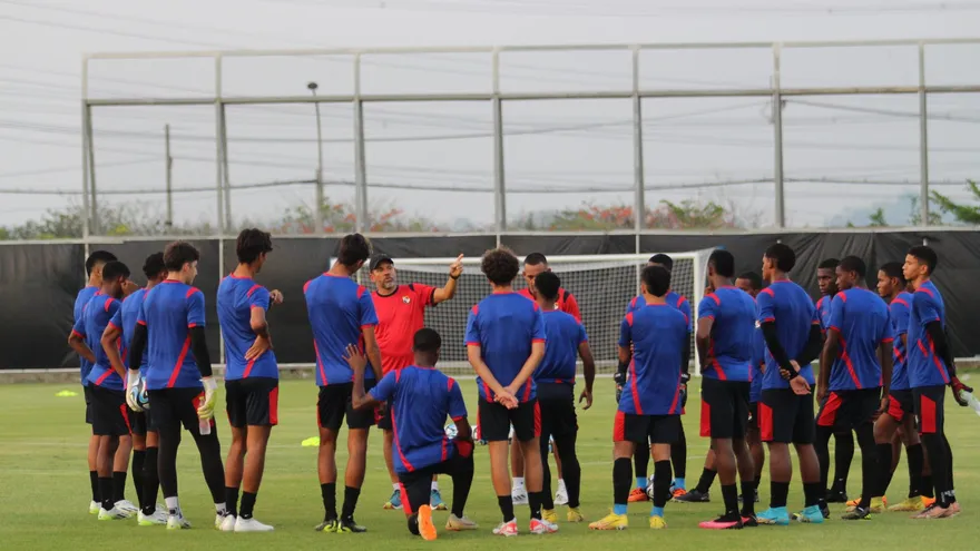 Mike Stump da indicaciones a los jugadores de la Selección Sub-17 de Panamá