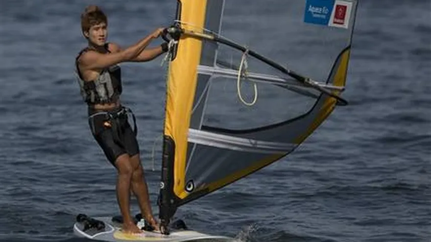 El windsurfer surcoreano Wonwoo Cho navega tras competir en una prueba en la Bahía de Guanabara