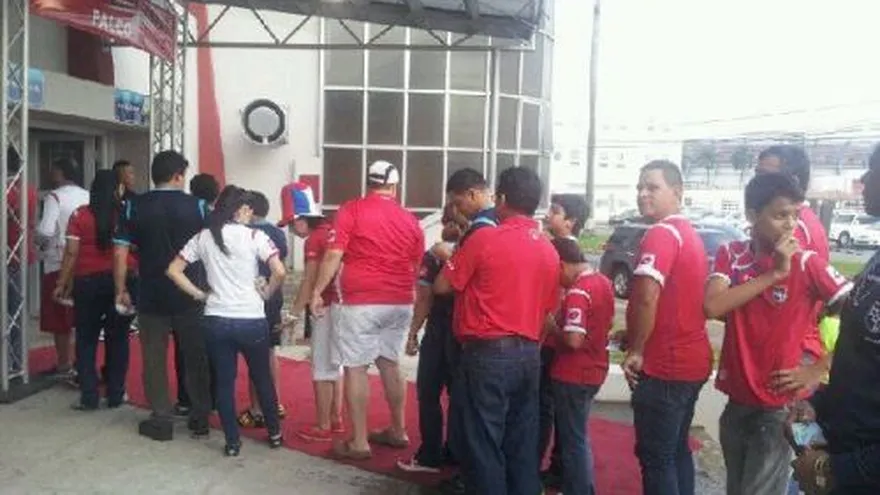 Fanáticos ingresan al estadio Rommel Fernández