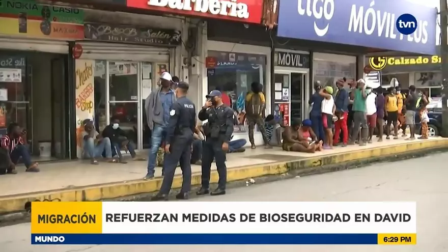 Migrantes haitianos y cubanos permanecen aglomerados en la ciudad
