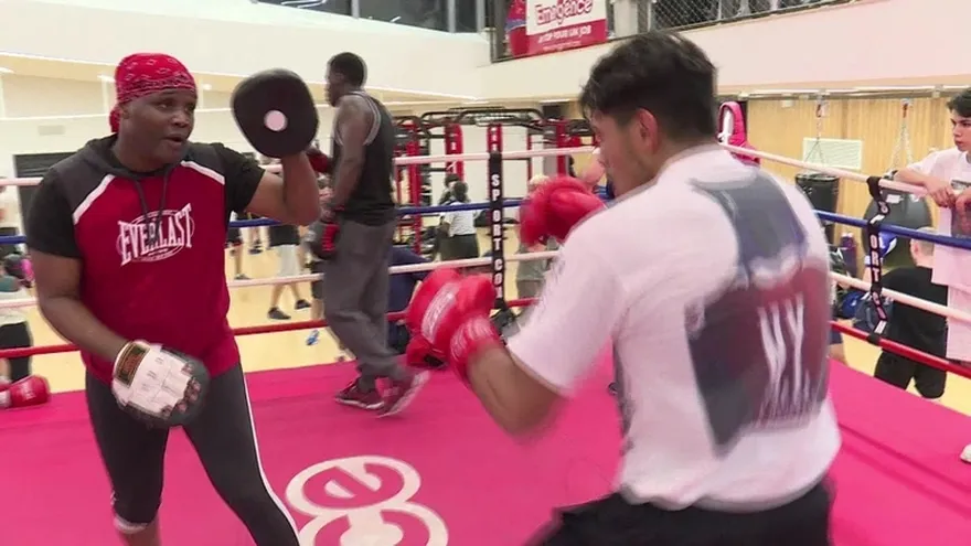 Excampeón busca sobre el cuadrilátero alejar a jóvenes de la violencia