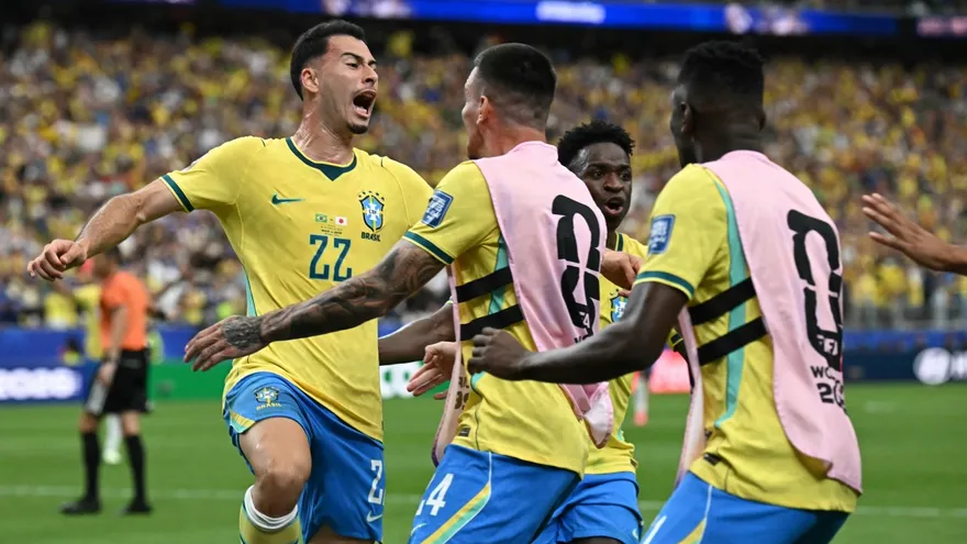 Gabriel Martinelli (i) celebra con sus compañeros de la selección de Brasil